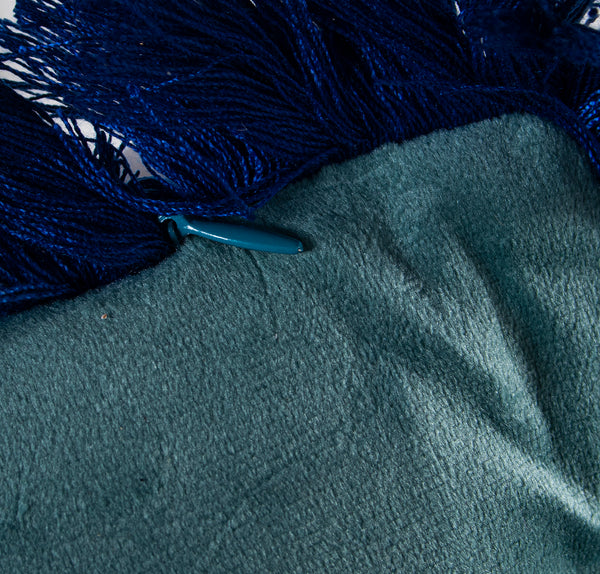 detalle de cojín aterciopelado azul con textura suave