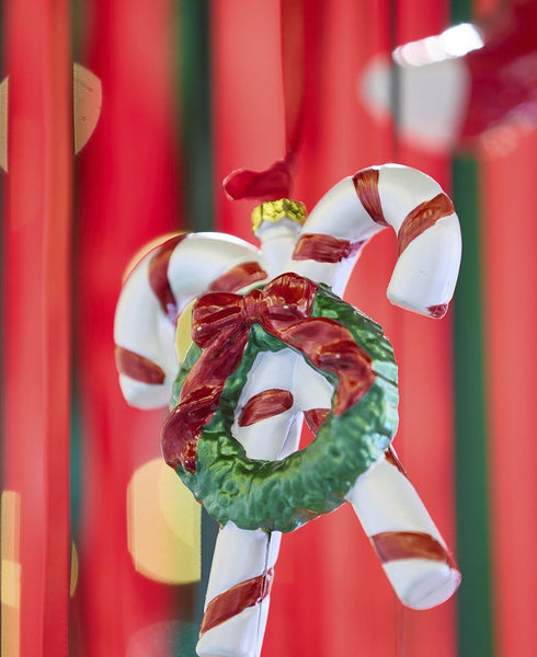 colgante navideño de bastones de caramelo decorando árbol de Navidad