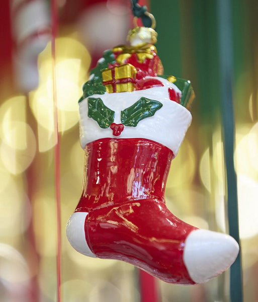 bota navideña colgada en el árbol de Navidad