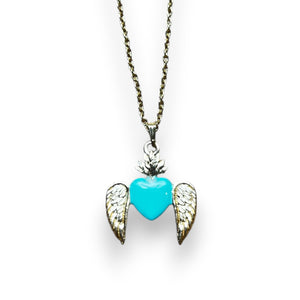 Colgante corazón alado azul con alas metálicas y esmalte artesanal