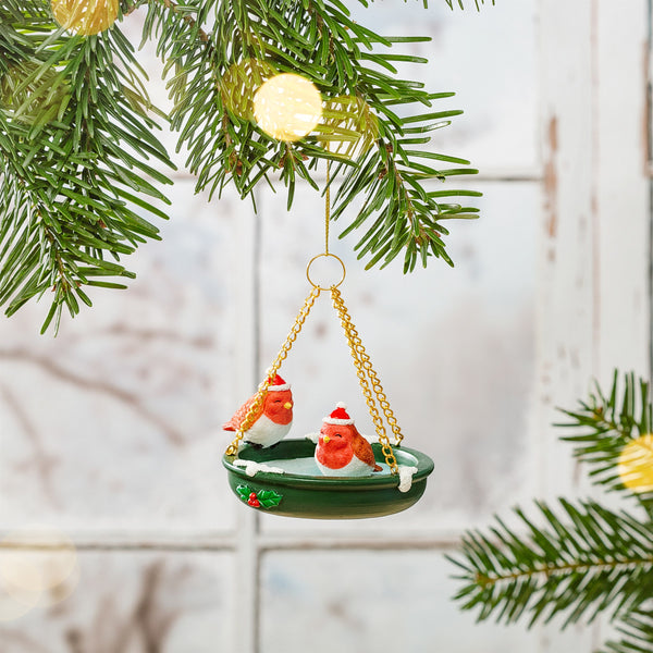 decoración de árbol navideño con petirrojos y acebo