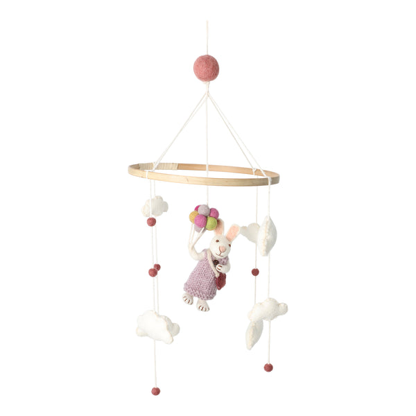 Móvil infantil de lana con conejita volando entre nubes y globos multicolor hecho a mano en Nepal.