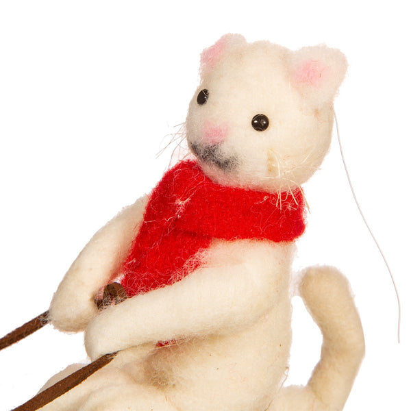 Gatos navideños esquiando y en trineo sobre nieve