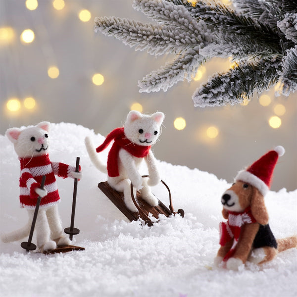 Detalle de figuras navideñas de gatos en fieltro