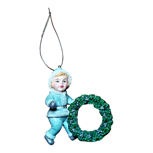 niño colgante navideño con corona verde