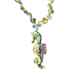 Collar artesanal siciliano con colgante de caballito de mar pintado a mano, hecho en Palermo