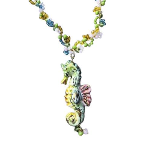 Collar artesanal siciliano con colgante de caballito de mar pintado a mano, hecho en Palermo