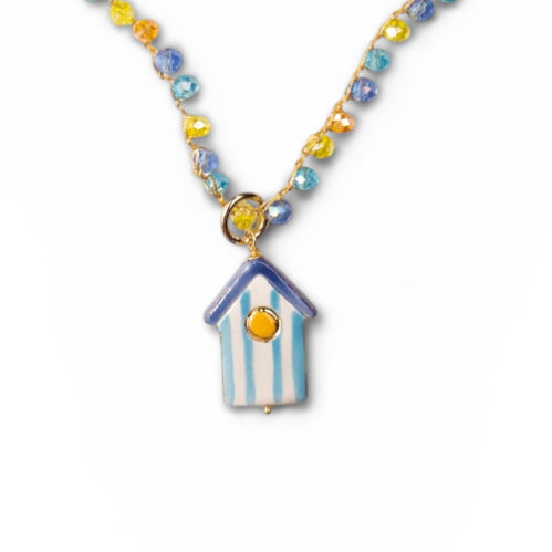 Detalle de collar artesanal con caseta de playa de Gijón en cerámica italiana y cuentas Swarovski.