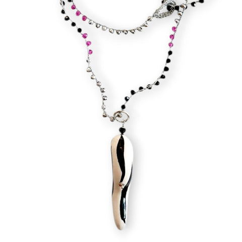 Collar cuerno cebra largo hecho a mano en Sicilia – cadena de cuentas artesanales con colgante curvado en blanco y negro estilo animal print.
