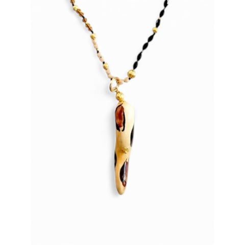 Collar artesanal con colgante de cuerno siciliano esmaltado