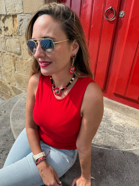 Mujer luciendo collar artesanal de anémona roja en cerámica italiana y cristal Swarovski.