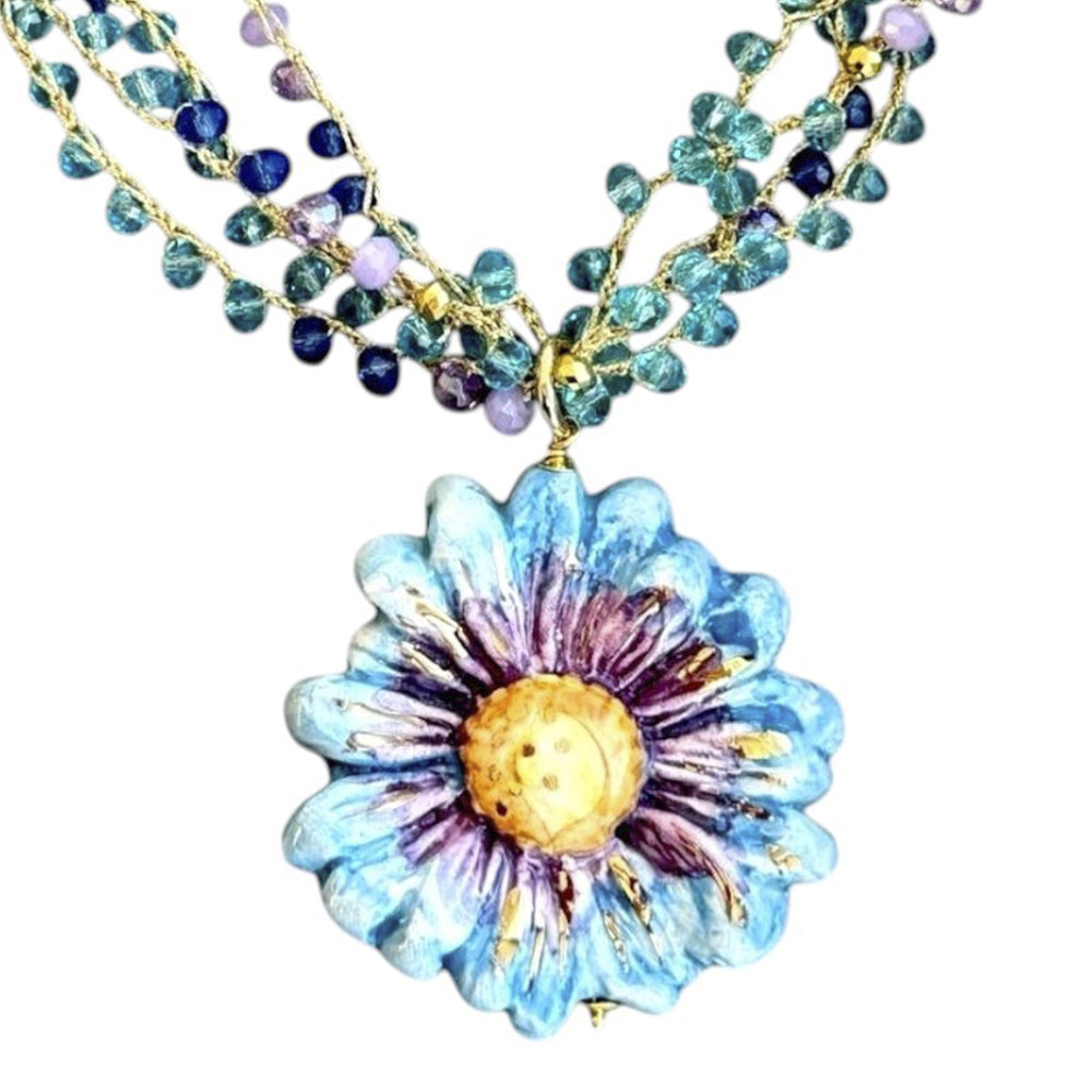 Collar corto artesanal siciliano con flor de cerámica azul pintada a mano y cuentas en tonos azules y lilas