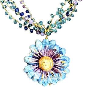 Collar corto artesanal siciliano con flor de cerámica azul pintada a mano y cuentas en tonos azules y lilas