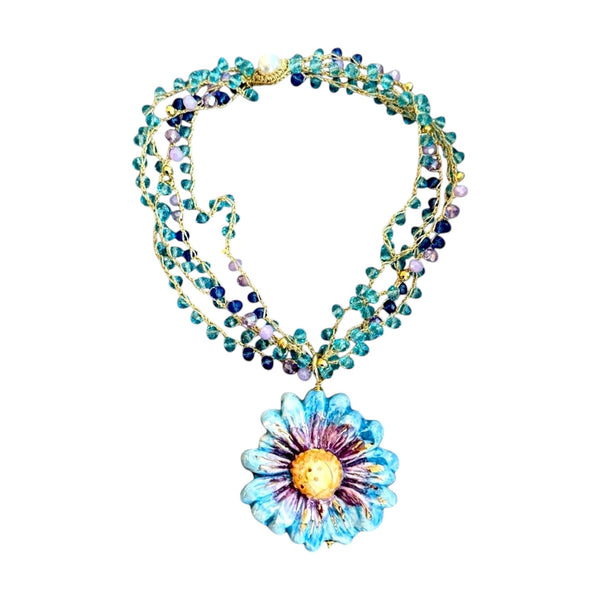 Vista completa de collar corto siciliano con flor azul de cerámica y detalles de cristal, hecho a mano