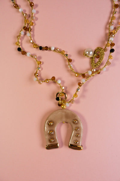 Detalle de herradura de cerámica hecha a mano