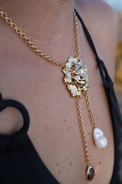 Mujer luciendo collar siciliano con símbolo de fuerza