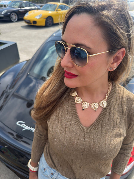 Mujer luciendo collar de leones bañado en oro con diseño exclusivo italiano.