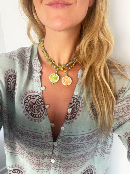 mujer-llevando-collar-artesanal-sicilia-dos-collares-fruta-colorido-brocantia.jpg