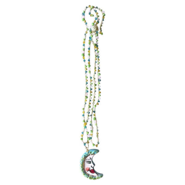 Collar largo con cuentas multicolores y colgante de luna de cerámica artesanal siciliana
