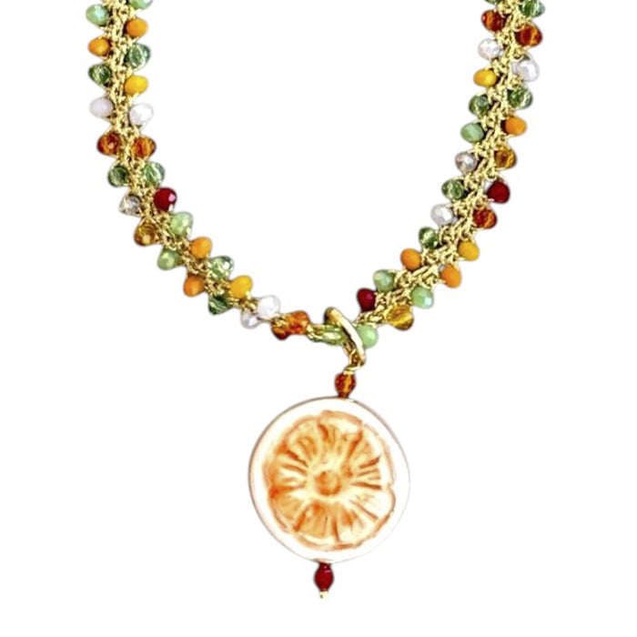 Collar artesanal siciliano con cuentas multicolores y colgante de naranja pequeña hecho a mano.