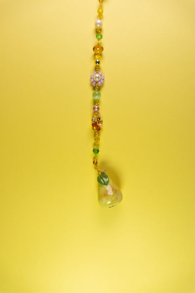 Detalle de pera de cerámica hecha a mano