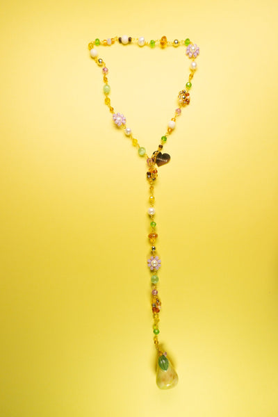 Collar artesanal con frutas de cerámica y perlas