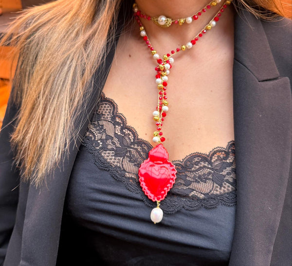 modelo-con-collar-sagrado-corazon-rojo-brocantia-estilo-barroco