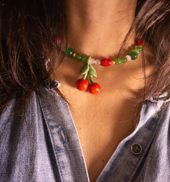 Mujer con collar de cerezas sicilianas estilo mediterráneo