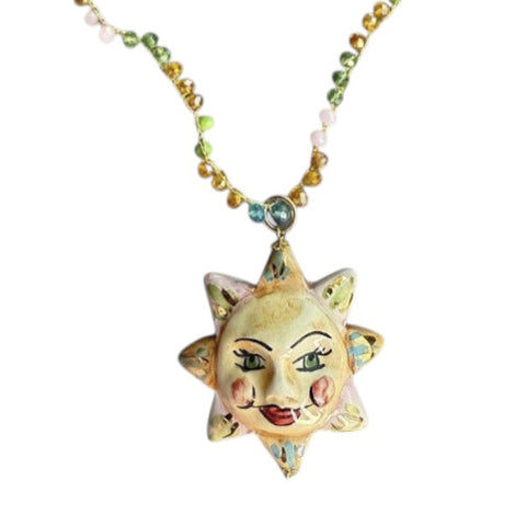 Collar artesanal siciliano con colgante de sol pintado a mano en cerámica, hecho en Palermo