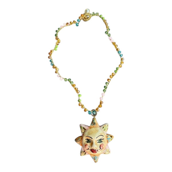 Collar corto con cuentas de cristal multicolor y colgante de sol de cerámica hecho en Sicilia