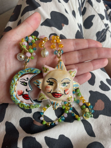 Collares con colgantes de cerámica pintados a mano en forma de sol y luna, artesanía de Palermo