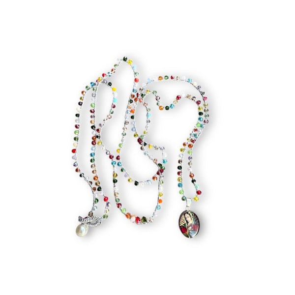 Collar Virgen de Guadalupe con flores preservadas y cuentas corte Swarovski