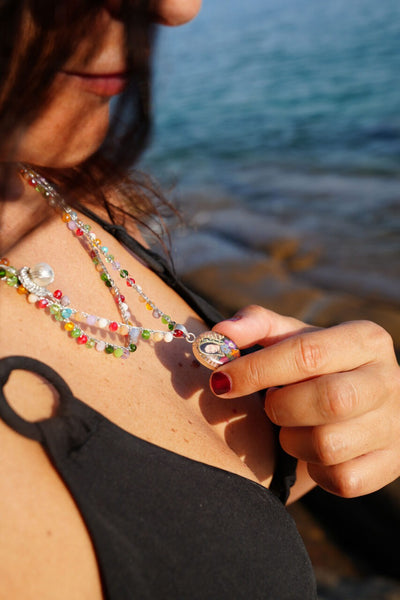 Mujer con collar Virgen de Guadalupe con flores preservadas elegante