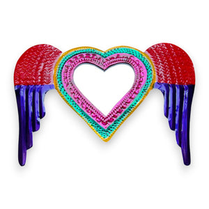 Corazón exvoto decorativo de metal con alas rojas y violetas y espejo en el centro – arte mural colorido y folk para decoración de interiores