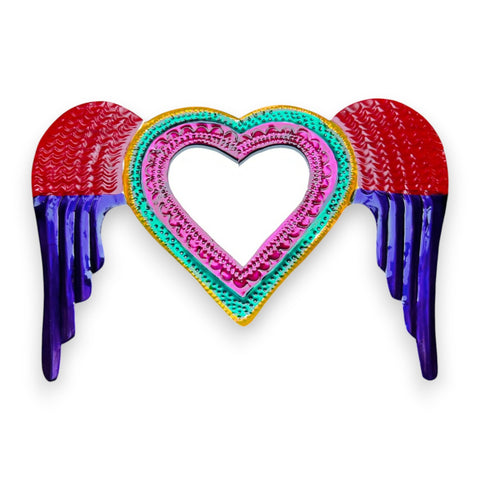 Corazón exvoto decorativo de metal con alas rojas y violetas y espejo en el centro – arte mural colorido y folk para decoración de interiores