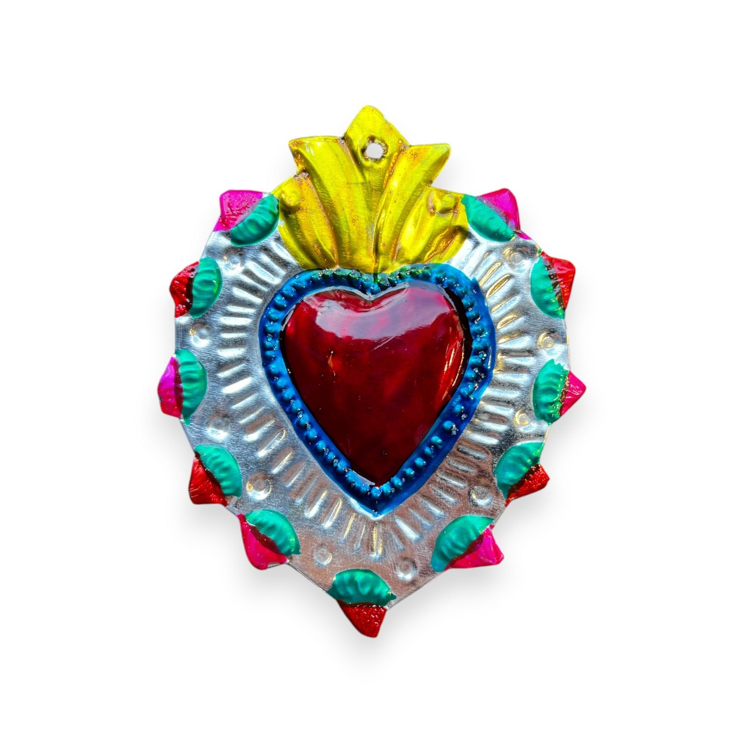 Corazón exvoto mediano de metal repujado pintado a mano en colores vivos – artesanía mexicana tradicional decorativa.