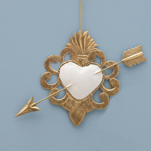 exvoto decorativo metálico con corazón y flecha dorada