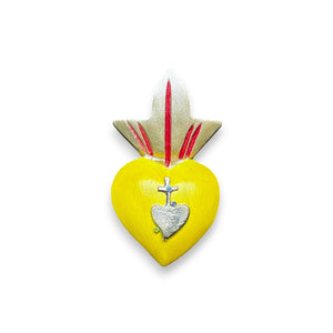 corazón ex voto amarillo con cruz y adorno metálico, artesanía mexicana colorida Brocantia