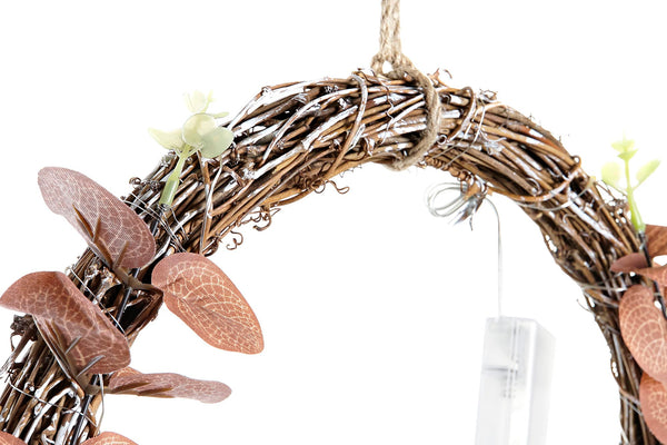 detalle de corona decorativa con abetos nevados y setas