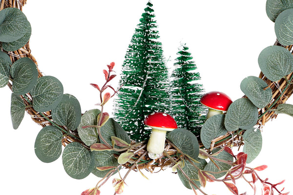 detalle de corona de Navidad con hojas de eucalipto y setas rojas