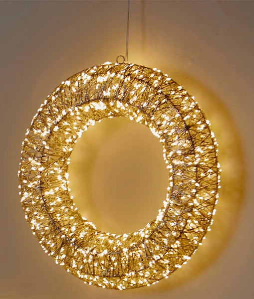 decoración navideña moderna con corona dorada iluminada