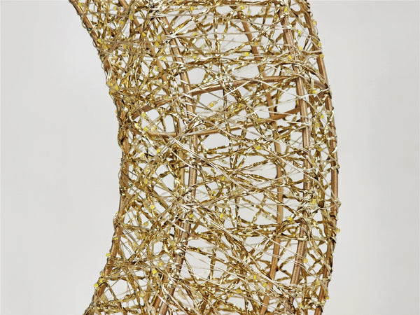 detalle de estructura metálica dorada con luces LED