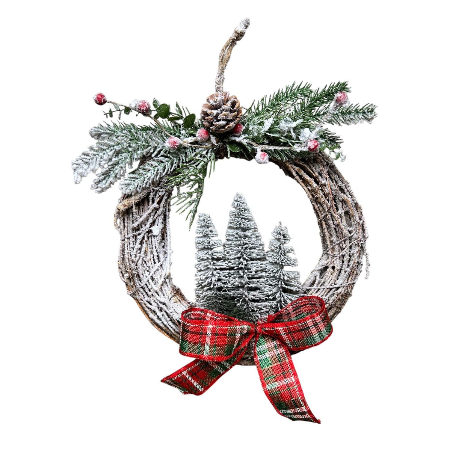 corona navideña con árboles nevados y lazo escocés