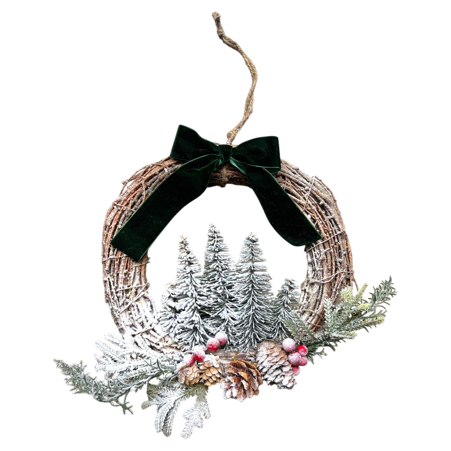 corona navideña con lazo verde de terciopelo y árboles nevados