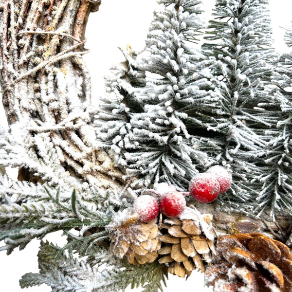 corona navideña con lazo verde de terciopelo y árboles nevados