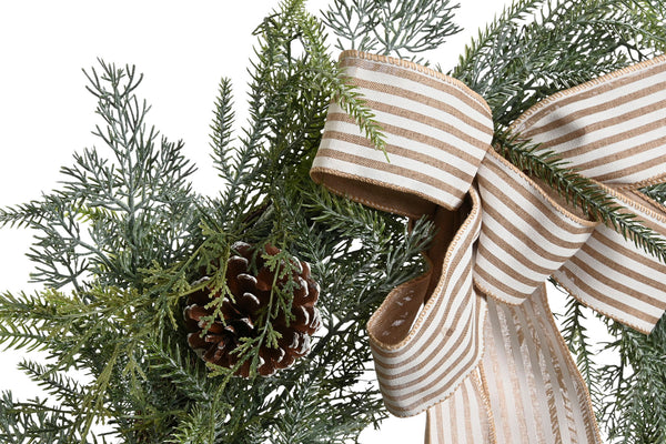 detalle de lazo a rayas en corona navideña natural