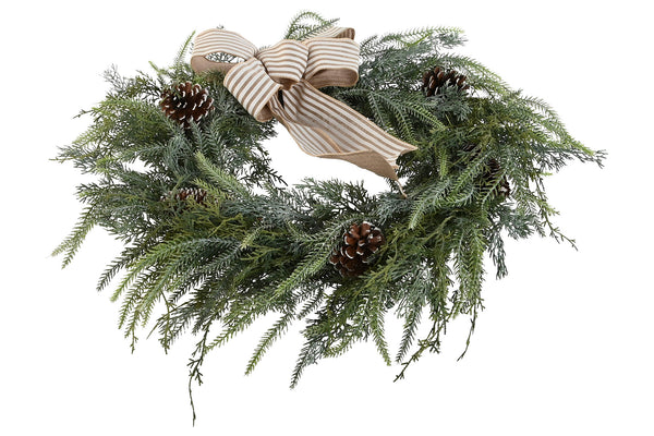 corona navideña decorativa colgada en puerta