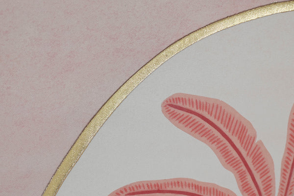 Detalle del acabado dorado y diseño botánico del cuadro decorativo tropical.