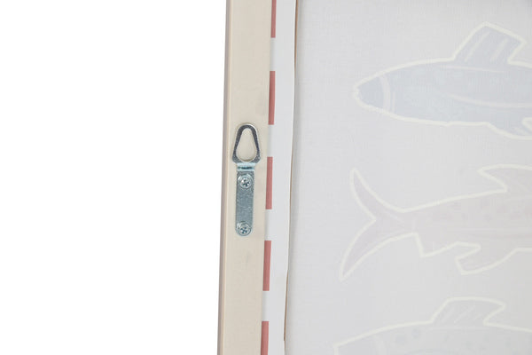Detalle trasero de cuadro decorativo marinero con sistema de colgado y bastidor de madera.