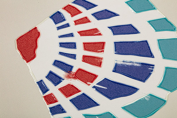 Detalle de concha marina ilustrada en tonos azul, turquesa y coral sobre lienzo decorativo.